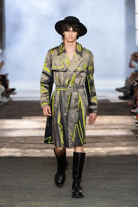 June 19, 2022, Milan, Italy: A model wears a creation by Moschino at the Milan Fashion show, Milan, Italy, 19 June 2022. ANSA Max Montingelli - Press Office Milan Italy - ZUMAa110 20220619_zaf_a110_026 Copyright: xMaxxMontingellix-xPressxOfficexHx
