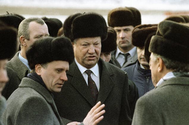 BORIS YELTSIN GENNADY BURBULIS 51803 30.12.1991 Russia s President Boris Yeltsin, center, and Deputy Prime Minister Gennady Burbulis, left, arrive in the Minsk airport for a conference of the CIS heads of state Yuryi Abramochkin Sputnik Minsk Belarus  Copyright: xYuryixAbramochkinx