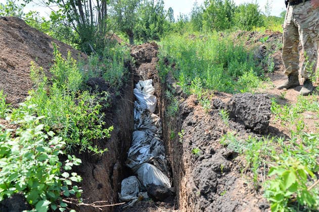 Bilder des Jahres 2022, News 06 Juni June 19, 2022, Lysychansk, Ukraine: A trench filled with bodies of those killed by the continued Russian barrage in Lysychansk. According to officials, the bodies of hundreds from the city and surrounding areas continue to mount. Lysychansk Ukraine - ZUMAs197 20220619_zaa_s197_183 Copyright: xMadeleinexKellyx