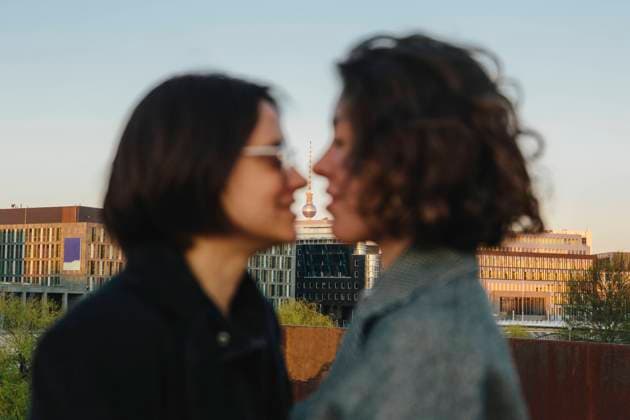 IMAGO Creative: Tag der Menschenrechte am 10. Dezember Lesbian couple face to face against famous communications tower in city Germany, Berlin, model released Copyright: xMaskotx , MA94176