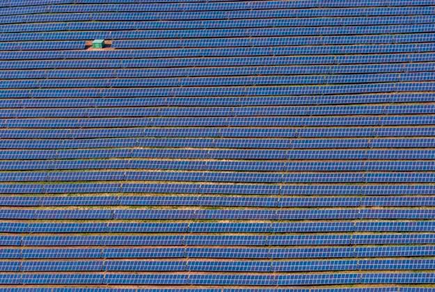 IMAGO Nature: Unsere Erde, Energiequellen, Photovoltaik Solarpark, Luftbild, 06.05.2022, Deutschland, Schleswig-Holstein Solar park, aerial view 05 06 2022, Germany, Schleswig-Holstein BLWS668454 *** solar park, aerial view, 06 05 2022, Germany, Schleswig Holstein Solar park, Aerial View 05 06 2022, Germany, Schleswig Holstein BLWS668454 Copyright: xblickwinkel C.xKaiserx