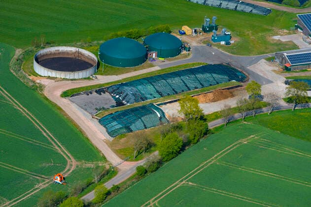 Tierzuchtbetrieb nutzt die Guelle in eigner Biogasanlage, Luftbild, 06.05.2022, Deutschland, Schleswig-Holstein Animal breeding farm uses the liquid manure in its own biogas plant, aerial view 05 06 2022, Germany, Schleswig-Holstein BLWS668455 *** livestock farm uses the Guelle in Owner biogas plant, aerial view, 06 05 2022, Germany, Schleswig Holstein Animal Breeding Farm Uses The Liquid Manure in its Own Biogas plans Aerial View 05 06 2022, Germany, Schleswig Holstein BLWS668455 Copyright: xblickwinkel C.xKaiserx