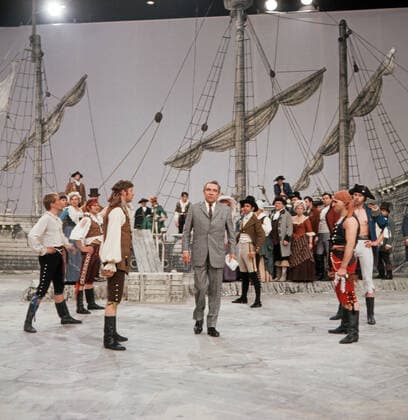 VERGISSMEINNICHT Vergißmeinnicht, ZDF Spielshow, Deutschland, 1966, im Bild: Showmaster Peter Frankenfeld, Mitte mit ZDF Fernsehballet. Vergissmeinnicht, TV game show, Germany, 1966, on the photo: presenter Peter Frankenfeld, center with ZDF TV ballet., Deutschland Copyright: ArthurxGrimm UnitedArchives82007842 EDITORIAL USE ONLY