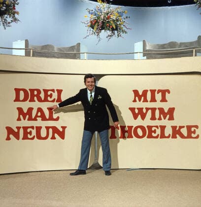 DREI MAL NEUN Drei mal Neun, ZDF Quizshow, Deutschland, 1971, Showmaster Wim Thoelke. Drei mal Neun, TV quiz show, Germany, 1971, presenter Wim Thoelke, Deutschland Copyright: ArthurxGrimm UnitedArchives82007908 EDITORIAL USE ONLY