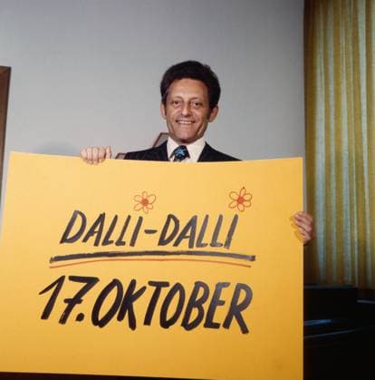 Dalli Dalli Hans Rosenthal, Showmaster und Moderator mit Terminangabe für die nächste Quiz- und Spielshow Dalli-Dalli , Deutschland 1974., Deutschland Copyright: ArthurxGrimm UnitedArchives82007932 EDITORIAL USE ONLY