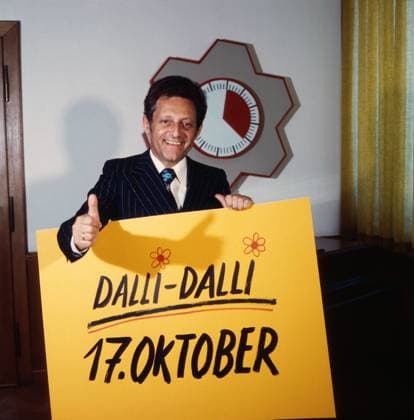 Dalli Dalli Hans Rosenthal, Showmaster und Moderator mit Terminangabe vor der Stoppuhr in der Quiz- und Spielshow Dalli-Dalli , Deutschland 1974., Deutschland Copyright: ArthurxGrimm UnitedArchives82007934 EDITORIAL USE ONLY