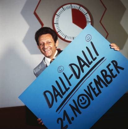 Dalli Dalli Hans Rosenthal, Showmaster und Moderator mit Terminangabe vor der Stoppuhr in der Quiz- und Spielshow Dalli-Dalli , Deutschland 1974., Deutschland Copyright: ArthurxGrimm UnitedArchives82007935 EDITORIAL USE ONLY