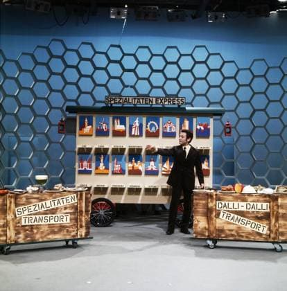 Dalli Dalli Hans Rosenthal, Showmaster und Moderator vor der Wabenwand bei der Erklärung eines Zuordnungsspiels in der Quiz- und Spielshow Dalli-Dalli , Deutschland 1971., Deutschland Copyright: ArthurxGrimm UnitedArchives82007936 EDITORIAL USE ONLY