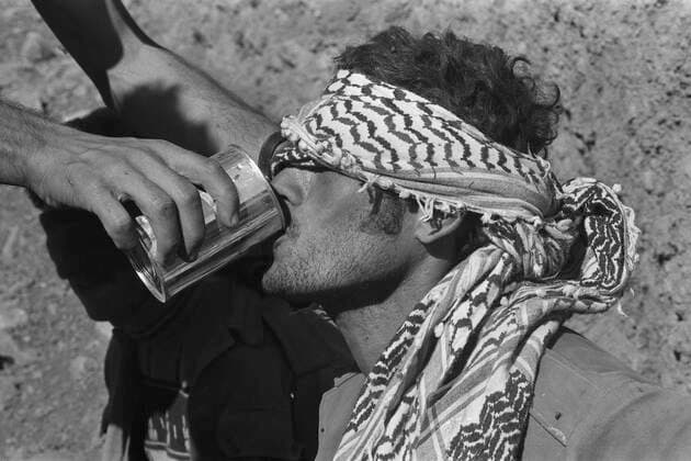 Syrischer Gefangener, Soldat der syrischen Armee, gefesselt mit verbundenen Augen, bekommt Wasser zu trinken, waehrend des Jom Kippur-Kriegs, der Jom-Kippur-Krieg zwischen Israel und den arabischen Staaten Aegypten, Jordanien und Syrien dauerte vom 6. Oktober bis zum 25. Oktober 1973, *** Syrian prisoner, soldier of the Syrian army, bound blindfolded, gets water to drink, during the Yom Kippur War, the Yom Kippur War between Israel and the Arab states of Egypt, Jordan and Syria lasted from October 6 to October 25, 1973,