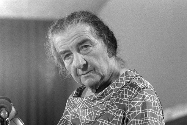 Golda MEIR, israelische Premierministerin, Politikerin, bei einer Pressekonferenz, Portraet, Porträt, Portrait, Angeschnittenes Einzelbild, Einzelmotiv, steht an einem Rednerpult mit Mikrophonen, waehrend des Jom Kippur-Kriegs, der Jom-Kippur-Krieg zwischen Israel und den arabischen Staaten Aegypten, Jordanien und Syrien dauerte vom 6. Oktober bis zum 25. Oktober 1973, *** Golda MEIR, Israeli Prime Minister, politician, at a press conference, portraet, portrait, cropped single image, single subject, standing at a lectern with microphones, during the Yom Kippur War, the Yom Kippur War between Israel and the Arab states of Egypt, Jordan and Syria lasted from October 6 to October 25, 1973,