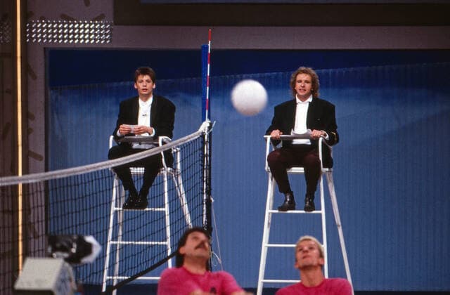 Günther Jauch und Kollege Thomas Gottschalk als Schiedsrichter bei einem Volleyballspiel im Fernsehstudio, Deutschland um 1988. Copyright: HartwigxValdmanis Nur redaktionelle Nutzung. Editorial usage only. UnitedArchivesVAL_720000815