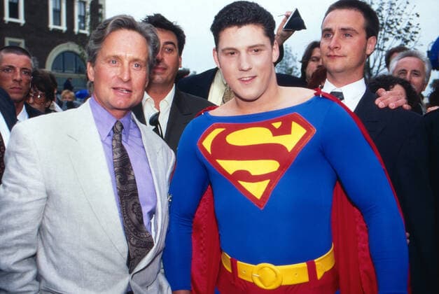 Michael Douglas, amerikanischer Schauspieler, mit Superman Double bei der Eröffnung des Freizeitparks Movie Park Germany in Bottrop Kirchhellen, Deutschland 1996. Copyright: HartwigxValdmanis Nur redaktionelle Nutzung. Editorial usage only. UnitedArchivesVAL_720000825