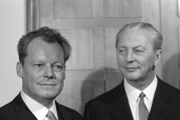 Kurt Georg KIESINGER, rechts, CDU, Politiker, Bundeskanzler von 1966-69, und Willy BRANDT, SPD, Bundeskanzler von 1969-1974, posieren fuer einen Fotografen, SW-Aufnahme, undatierte Aufnahme ca. Dezember 1966, *** Kurt Georg KIESINGER, right, CDU, politician, chancellor of Germany 1966 69, and Willy BRANDT, SPD, chancellor of Germany 1969 1974, posing for a photographer, b w photo, undated photo ca December 1966,