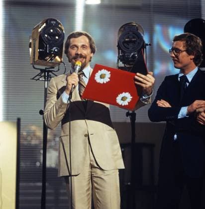 Jahrmarkt Jahrmarkt, Spielshow, Deutschland 1977, Moderator Peter Rapp mit Kandidat, Deutschland Copyright: kpa UnitedArchives55009219 EDITORIAL USE ONLY
