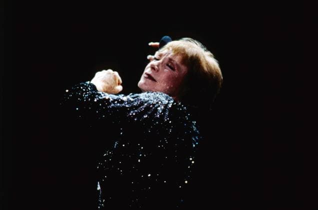 SHIRLEY MACLAINE Shirley MacLaine, amerikanische Schauspielerin, Tänzerin und Sängerin, hier bei einem Showauftritt in Wien, Österreich, 1995. Shirley MacLaine, American actress, singer and dancer, here at a show performance in Vienna, Austria, 1995., Wien Österreich Copyright: kpa UnitedArchives55041754 EDITORIAL USE ONLY