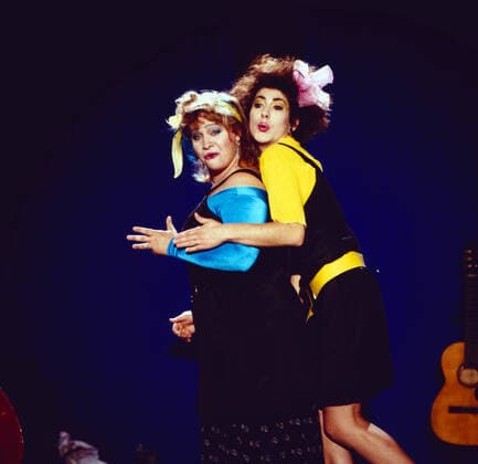 MAD DODO Mad Dodo, Musikgruppe mit Sängerin und Komödiantin Dodo Hug, links und Dominque Brod aus der Schweiz, ARD Auftrittt: Show-Bühne, Deutschland, 1986. Mad Dodo, music group with singer and comedian Dodo Hug, left and Dominque Brod from Switzerland, TV performance, 1986., Deutschland Copyright: kpa UnitedArchives55041857 EDITORIAL USE ONLY