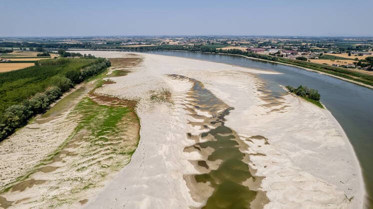 IMAGO Nature: Unsere Erde, Klimawandel, Dürren News Bilder des Tages Drone View Of Po River As Faces Its Worst Drought In 70 Years Drone view of the Po River in San Giorgio Piacentino, on June 20, 2022. Parts of the River Po, Italy s longest river and largest reservoir of freshwater for the country, is at risk of drying up during the worst drought in 70 years. San Giorgio Piacentino Italy  Copyright: xManuelxRomanox originalFilename: romano-notitle220620_npN10.jpg