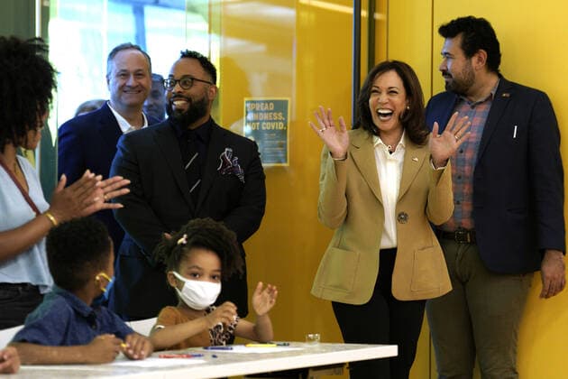 News Bilder des Tages U.S. Vice President Kamala Harris greets children at an art class as she visits the National Museum of African American History and Culture to mark a Juneteenth in Washington, DC on Monday, June 20, 2022.  WASP20220620103 YurixGripas