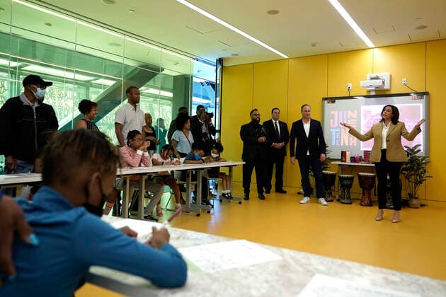 June 20, 2022, Washington, District of Columbia, USA: United States Vice President Kamala Harris greets children at the art class as she visits the National Museum of African American History and Culture to mark a Juneteenth in Washington on June 20, 2022 Washington USA - ZUMAs152 20220620_zaa_s152_002 Copyright: xYurixGripasx-xPoolxviaxCNPx