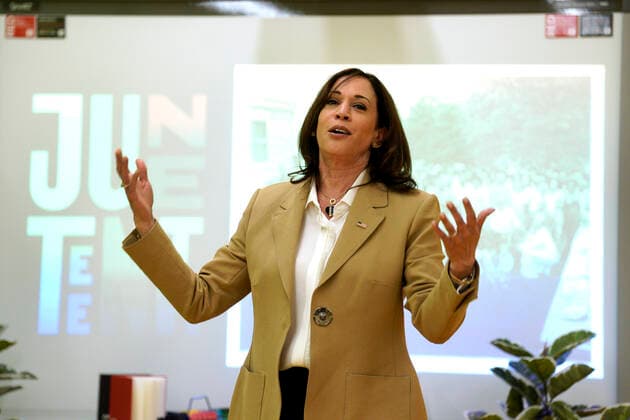 June 20, 2022, Washington, District of Columbia, USA: United States Vice President Kamala Harris greets children at the art class as she visits the National Museum of African American History and Culture to mark a Juneteenth in Washington on June 20, 2022 Washington USA - ZUMAs152 20220620_zaa_s152_010 Copyright: xYurixGripasx-xPoolxviaxCNPx