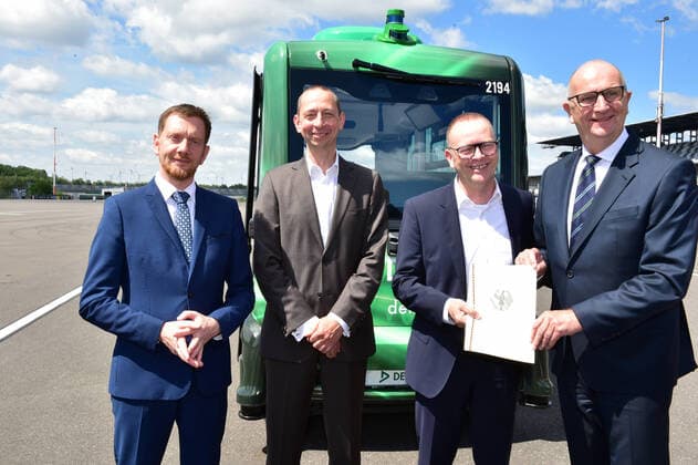 News Bilder des Tages 21.06.2022 - Gemeinsame Kabinettsitzung Brandenburg und Sachsen auf dem DEKRA Lausitzring. Fördermittelübergabe zum Projekt automatisiertes Fahren an die DEKRA. V.l. Michael Kretschmer (CDU), Ministerpräsident Sachsen, Volker Noeske, Leiter DEKRA Technology Center, Guido Kutschera, Vorsitzender der Geschäftsführung der DEKRA Automobil GmbH, Dietmar Woidke; Ministerpräsident Brandenburg. *** Local Caption *** Gemeinsame Kabinettsitzung Brandenburg und Sachsen auf dem DEKRA Lausitzring Gemeinsame Kabinettsitzung Brandenburg und Sachsen auf dem DEKRA Lausitzring *** 21 06 2022 Joint cabinet meeting Brandenburg and Saxony at DEKRA Lausitzring Handover of funding for the automated driving project to DEKRA V l Michael Kretschmer CDU , Minister Pr