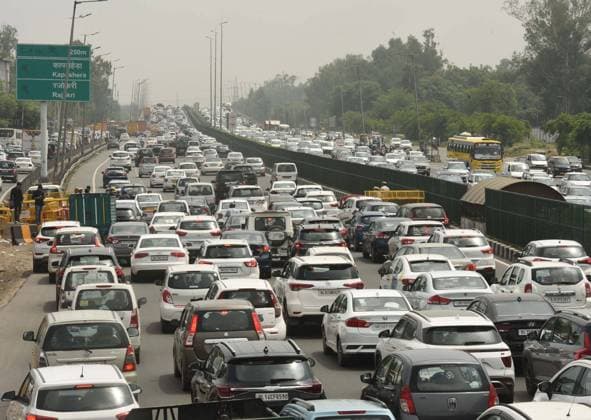 IMAGO Nature: Unsere Erde, Umweltprobleme, Überbevölkerung GURUGRAM, INDIA JUNE 20: A view of the massive traffic jam at Delhi-Gurugram Border as Delhi Police begin checking of vehicles ahead of the Congress protest against Agnipath Scheme at Jantar Mantar, on June 20, 2022 in Gurugram, India. Protests have erupted in several states since Wednesday against the Agnipath scheme to recruit jawans into the army, the navy and the air force for a four-year-period followed by compulsory retirement for most without gratuity and pension benefits. Today, various protesting groups have called for a Bharat Bandh against the Agnipath recruitment scheme, with several state governments tightening their security. (Photo by Vipin Kumar Hindustan Times ) Bharat Bandh called By Various Political Parties Against