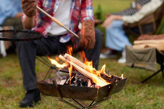 IMAGO Creative, Jahreszeit Herbst, Ferien IMAGO CREATIVE: Jahreszeit Herbst, Herbstanfang IMAGO CREATIVE: Jahreszeit Herbst, Herbstanfang Japanese Men Making A Fire AFLO176381296  , 176381296.jpg, ,model released, Symbolfoto ,property released