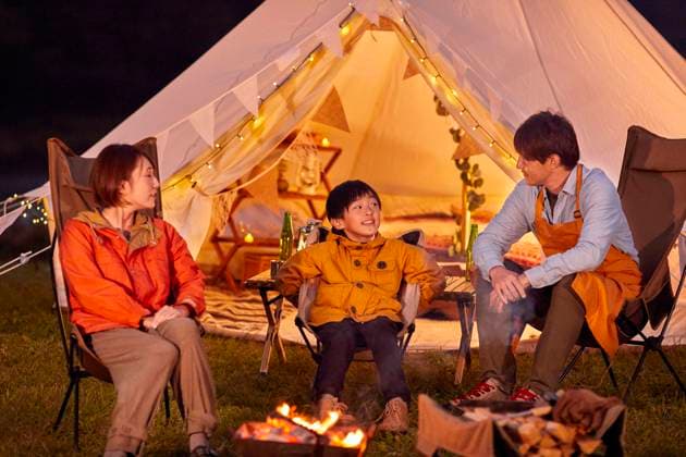 Japanese Family Over A Bonfire AFLO176817795  , 176817795.jpg, ,model released, Symbolfoto ,property released