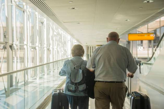 traveling Seniors walking through airport Newark, New Jersey, United States CR_SUBARR220510-973859-01 ,model released, Symbolfoto