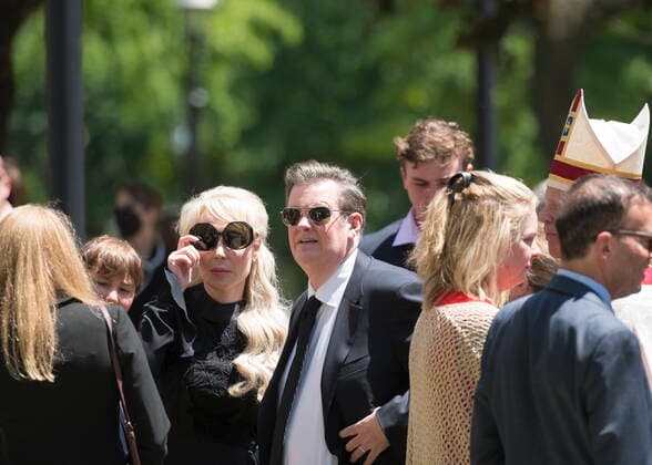 News Bilder des Tages June 21, 2022, TORONTO, ON, CANADA: Suzanne and Edwards Rogers are photographed outside St. James Cathedral Church following the funeral for Loretta Rogers in Toronto, on Tuesday, June 21, 2022. TORONTO CANADA  - ZUMAc35_ 20220621_zaf_c35_034 Copyright: xTijanaxMartinx