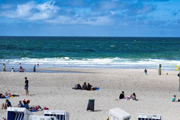 Stockfoto, Themenfoto, Rohstoffkriese, Ukraine Krieg, 9 Euro Ticket Deutsche Bahn, Punks auf Sylt in Westerland, Strandpromenade Westerlang, Punks am Strand, Punks entern Sylt, 18.06.2022 Stockfoto, Themenfoto, Rohstoffkriese, Ukraine Krieg, 9 Euro Ticket Deutsche Bahn, Punks auf Sylt in Westerland, Strandpromenade Westerlang, Strandpromenade, Punks am Strand, Punks entern Sylt, 18.06.2022 *** Stock photo, theme photo, commodity crisis, Ukraine war, 9 euro ticket Deutsche Bahn, punks on Sylt in Westerland, beach promenade Westerlang, punks on the beach, punks board Sylt, 18 06 2022 Stock photo, theme photo, commodity crisis, Ukraine war, 9 euro ticket Deutsche Bahn, punks on Sylt in Westerland, beach promenade Westerlang, beach promena Copyright: xEibner-Pressefotox EP_KEG