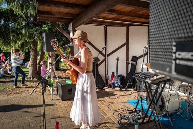 Berlin Pankow OT Prenzlauer Berg Fete de la Musique in Bornholmer Gärten , Bornholm 125 21 06 2022 Berlin
