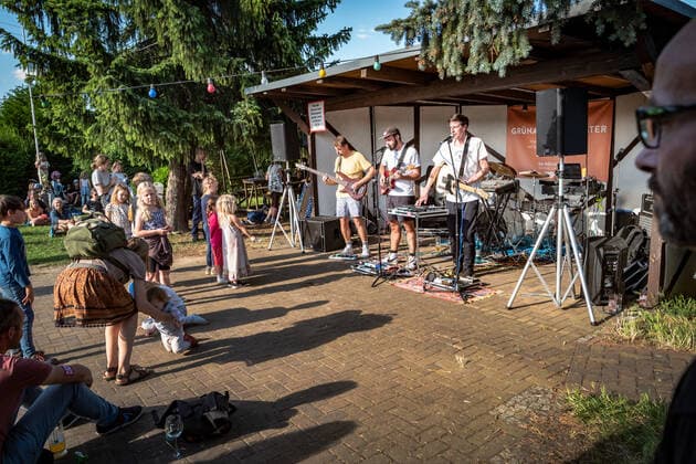 Berlin Pankow OT Prenzlauer Berg Fete de la Musique in Bornholmer Gärten , Bornholm 125 21 06 2022 Berlin