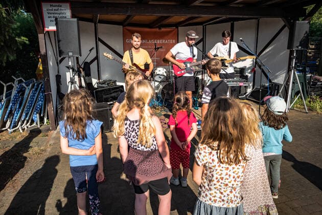 Berlin Pankow OT Prenzlauer Berg Fete de la Musique in Bornholmer Gärten , Bornholm 125 21 06 2022 Berlin