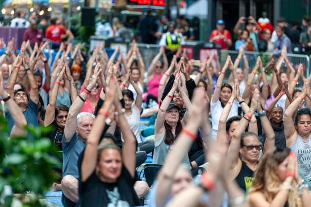 News Bilder des Tages 20th annual Mind over Madness Yoga on the Summer Solstice in Times Square Yoga practitioners pack Times Square in New York to practice yoga on the summer solstice, first day of summer, Tuesday, June 21, 2022. The 20th annual Solstice in Times Square, Mind Over Madness , sponsored by Peloton, the Consulate General of India, New York and Smartwater, among others stretches the yogis ability to block out the noise and the visual clutter that surround them in the Crossroads of the World. The first day of summer has been declared the International Day of Yoga by the United Nations. (  RichardxB.xLevine