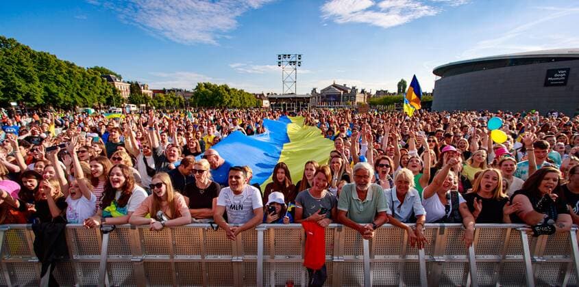 2022 06 21 19 30 34 AMSTERDAM Audience during a benefit rally for Ukraine on the Museumplein The event is an initiative of the Ukrainian Ministries of Culture and Foreign Affairs ANP LEVIN DEN BOER netherlands out belgium out  Copyright: xx x450740480x originalFilename: 450740480.jpg