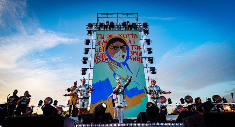 2022 06 21 21 30 54 AMSTERDAM XXX performs during a benefit rally for Ukraine on the Museumplein The event is an initiative of the Ukrainian Ministries of Culture and Foreign Affairs ANP LEVIN DEN BOER netherlands out belgium out  Copyright: xx x450743115x originalFilename: 450743115.jpg