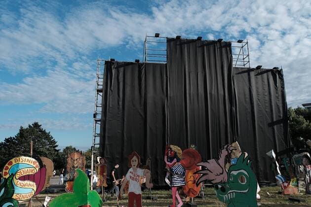 Bilder des Jahres 2022, Entertainment 06 Juni Entertainment Themen der Woche KW25 21.06.2022 xkhx Kassel, documenta fifteen Friedrichplatz Kassel: Banner des indonesischen Künstlerkollektivs Taring Padi mit eindeutig antisemitischen Darstellungen wird abgehängt - am Schluss steht ur noch das leere Gerüst *** 21 06 2022 xkhx Kassel, documenta fifteen Friedrichplatz Kassel Banner of the Indonesian artist collective Taring Padi with clearly anti-Semitic depictions is taken down at the end ur still stands the empty scaffolding KH