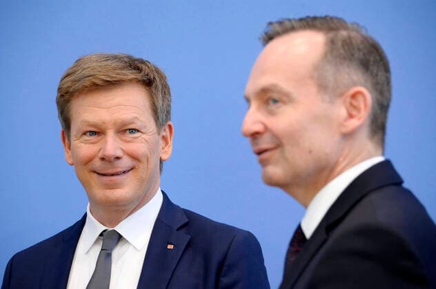 News Themen der Woche KW25 News Bilder des Tages Richard Lutz und Volker Wissing bei der Bundespressekonferenz zur Zukunft der DB und der Schiene in Berlin im Haus der Bundespressekonferenz. Berlin, 22.06.2022 *** Richard Lutz and Volker Wissing at the Federal Press Conference on the future of DB and rail in Berlin at the House of the Federal Press Conference Berlin, 22 06 2022 Foto:xF.xKernx xFuturexImage