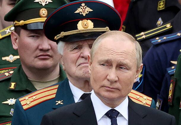 News Bilder des Tages MOSCOW, RUSSIA - JUNE 22, 2022: Russiaâ€™s President Vladimir Putin (front) attends a flower-laying ceremony at the Tomb of the Unknown Soldier by the Kremlin Wall on Day of Remembrance and Sorrow marking 81 years since the start of the German invasion of the Soviet Union in World War II. Sergei Bobylev TASS  TS1373D5