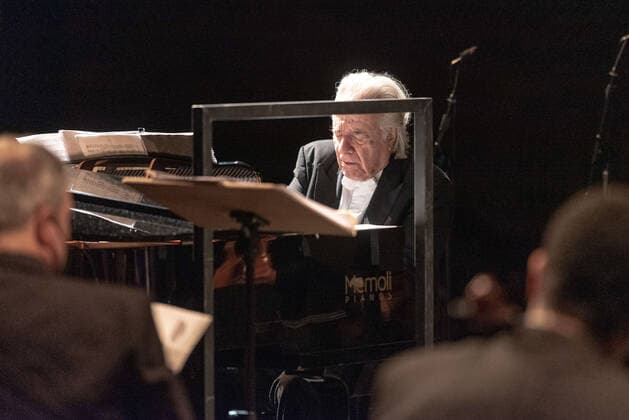 Brasilien, Konzert am Geburtstag von Joao Carlos Martins SÃO PAULO, SP - 21.06.2022: JOÃO CARLOS MARTINS COMEMORA 82 ANOS - This Tuesday (21), during the 82 Years of Music presentation, which is part of the 2022 Concert Season, the renowned pianist and conductor João Carlos Martins, who turns 82 years old in the same week, on the 25th, celebrated his 82nd birthday in a special concert with Orquestra Bachiana Filarmônica SESI-SP, at Teatro Bradesco, in São Paulo, with the special participation of tenor singers Jean Williams and soprano Karen Stephanie. x2223711x LuisxFrança