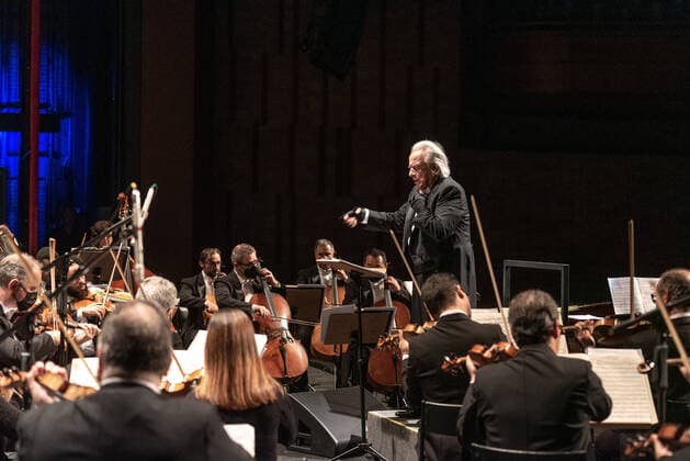 Brasilien, Konzert am Geburtstag von Joao Carlos Martins SÃO PAULO, SP - 21.06.2022: JOÃO CARLOS MARTINS COMEMORA 82 ANOS - This Tuesday (21), during the 82 Years of Music presentation, which is part of the 2022 Concert Season, the renowned pianist and conductor João Carlos Martins, who turns 82 years old in the same week, on the 25th, celebrated his 82nd birthday in a special concert with Orquestra Bachiana Filarmônica SESI-SP, at Teatro Bradesco, in São Paulo, with the special participation of tenor singers Jean Williams and soprano Karen Stephanie. x2223729x LuisxFrança
