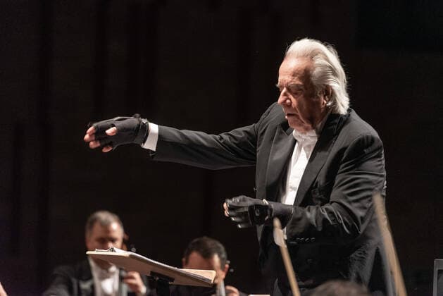 Brasilien, Konzert am Geburtstag von Joao Carlos Martins SÃO PAULO, SP - 21.06.2022: JOÃO CARLOS MARTINS COMEMORA 82 ANOS - This Tuesday (21), during the 82 Years of Music presentation, which is part of the 2022 Concert Season, the renowned pianist and conductor João Carlos Martins, who turns 82 years old in the same week, on the 25th, celebrated his 82nd birthday in a special concert with Orquestra Bachiana Filarmônica SESI-SP, at Teatro Bradesco, in São Paulo, with the special participation of tenor singers Jean Williams and soprano Karen Stephanie. x2223731x LuisxFrança