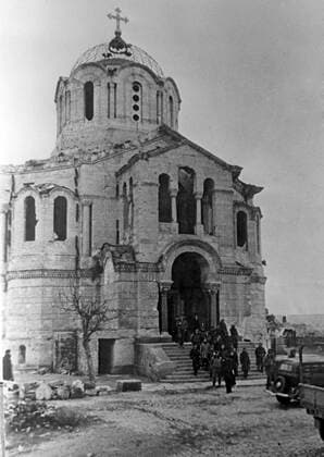 Allied conference in Yalta 598664 04.02.1945 Participants of the Yalta Conference held from February 4 through February 11, 1945, seen outside the St. Vladimir Church after visiting the burials of Russian Admirals Istomin, Kornilov and Nakhimov. Alexey Sputnik Sevastopol Republic of Crimea Russia  Copyright: xAlexeyx