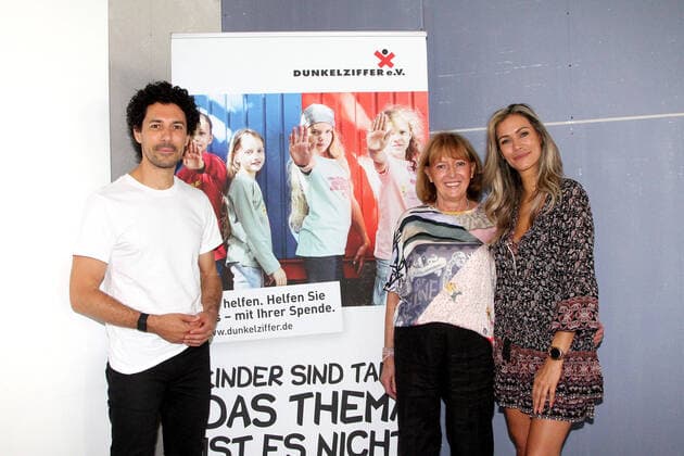 Entertainment Themen der Woche KW25 Entertainment Bilder des Tages Boris Entrup, Vera Falck und Yasmina Filali bei ihrem Einsatz auf der Baustelle der neuen Räumlichkeiten vom gemeinnützigen Verein Dunkelziffer e.V. am 22.06.2022 in Hamburg Yasmina Filali & Boris Entrup im Einsatz auf der Baustelle für Dunkelziffer in Hamburg *** Boris Entrup, Vera Falck and Yasmina Filali during their work on the construction site of the new premises of the non-profit organization Dunkelziffer e V on 22 06 2022 in Hamburg Yasmina Filali Boris Entrup at work on the construction site for Dunkelziffer in Hamburg 