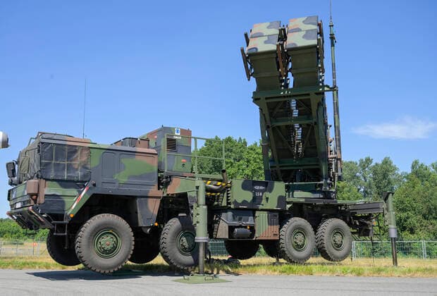 Flugabwehrraketensystem Patriot der Bundeswehr, 22.06.2005. ILA Internationale Luft- und Raumfahrtausstellung Berlin, Schönefeld, Brandenburg, Deutschland *** German Armed Forces Patriot air defense missile system, 22 06 2005 ILA International Aerospace Exhibition Berlin, Schönefeld, Brandenburg, Germany