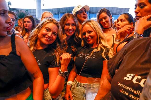 June 21, 2022, Tampa, Florida, USA: Fans wait to see the Backstreet Boys perform at the MidFlorida Credit Union Amphitheatre in Tampa on Tuesday, June 21, 2022. Tampa USA - ZUMAs70_ 20220621_zan_s70_077 Copyright: xIvyxCeballox