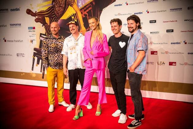 22 06 2022 xesx Frankfurt am Main, Festhalle LEA Live Entertainment Award on the Red Carpet Pop singer Leony with her band. ES