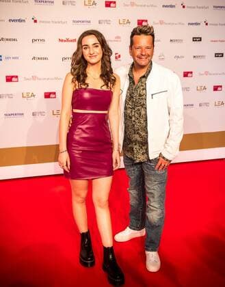 22 06 2022 xesx Frankfurt am Main, Festhalle LEA Live Entertainment Award on the Red Carpet Pop singer Pia Baris and her producer Micar. ES