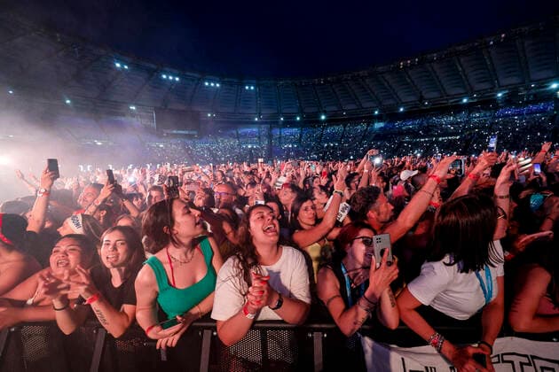 June 22, 2022, ROME, ITALY: Fans of Italian singer Marco Mengoni during his concert at the Olimpico stadium in Rome, Italy, 22 June 2022..ANSA FABIO FRUSTACI ROME ITALY - ZUMAa110 20220622_zaf_a110_122 Copyright: xFabioxFrustacix